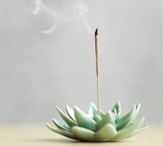 Có nên “Hạn chế thắp hương vì độc hại”?