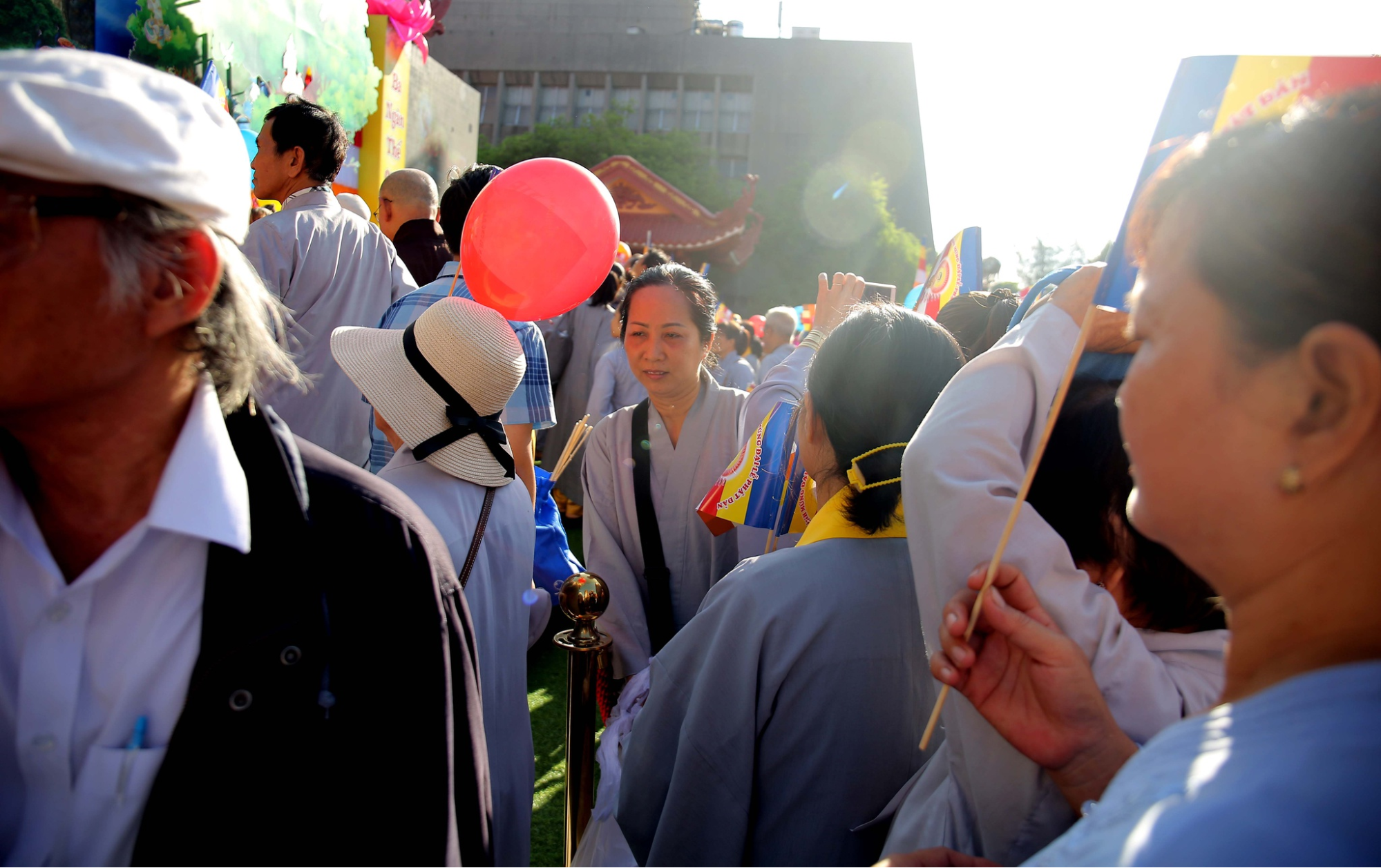 Thả bóng bay cầu nguyện hòa bình tại Việt Nam Quốc Tự