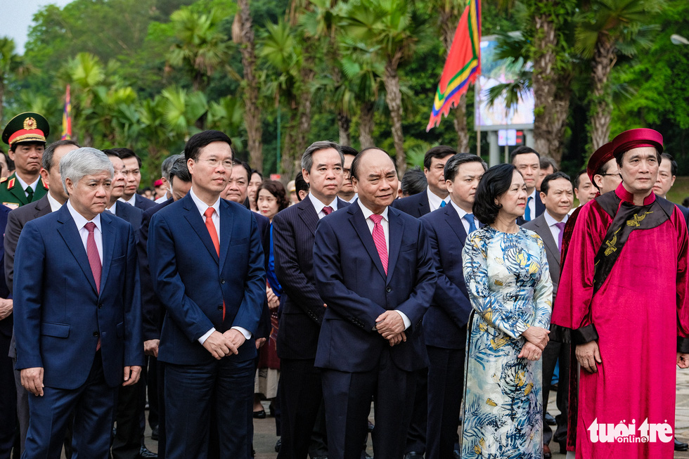 Thủ tướng Nguyễn Xuân Phúc (giữa) cùng ban lãnh đạo Đảng và Nhà nước tiến hành dâng hương tưởng niệm tại Khu di tích Đền Hùng (2021)